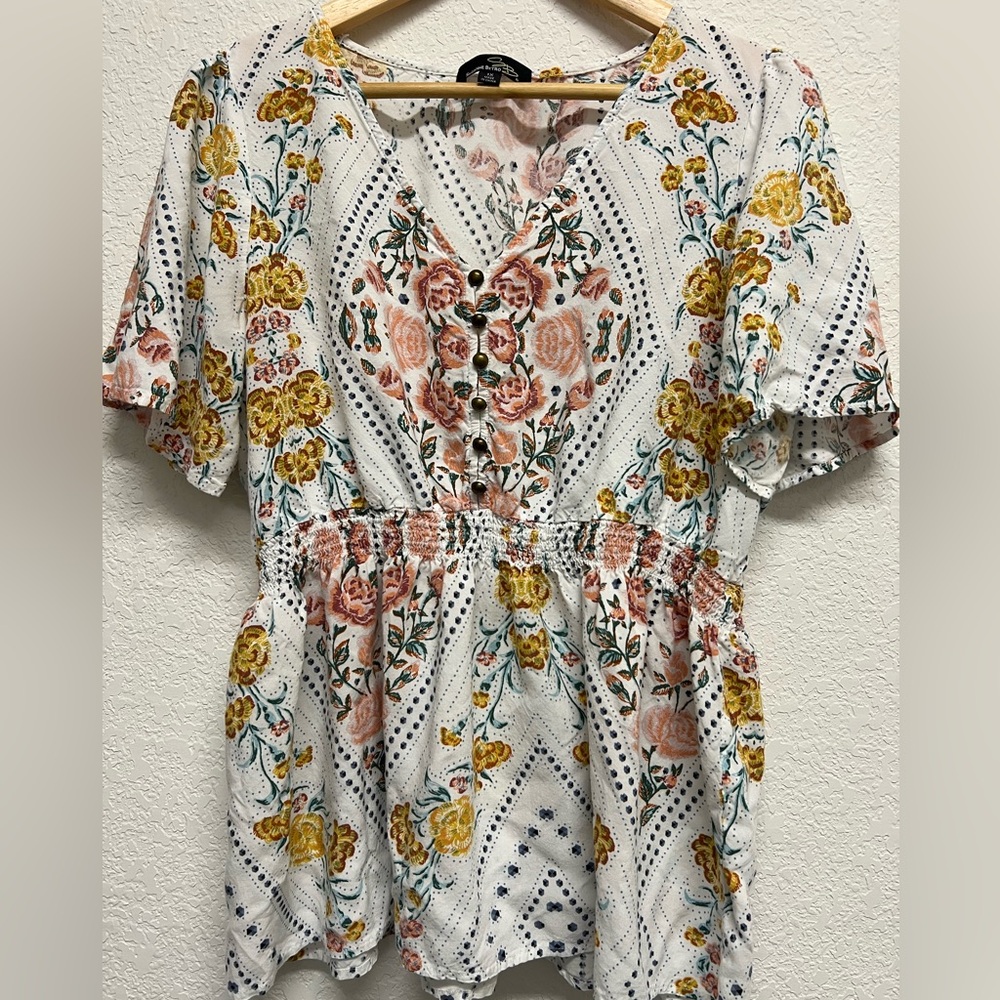 *Women’s Babydoll V Neck White Floral Henley Blouse 1X